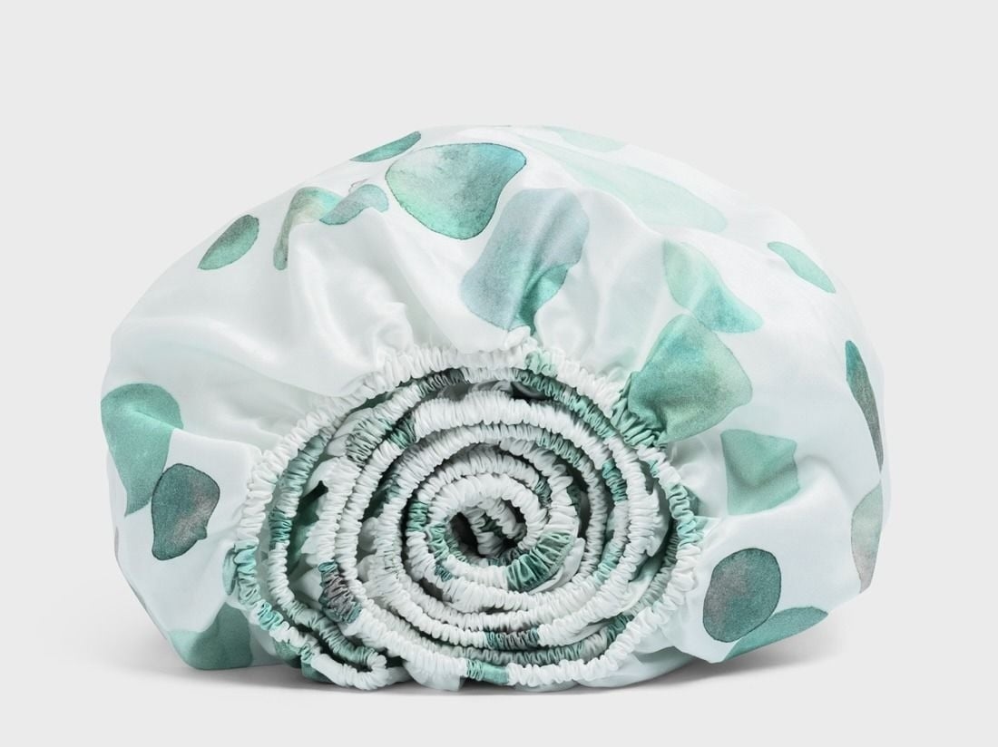 Børnefaconlagen bomuldssatin watercolor dots sea green