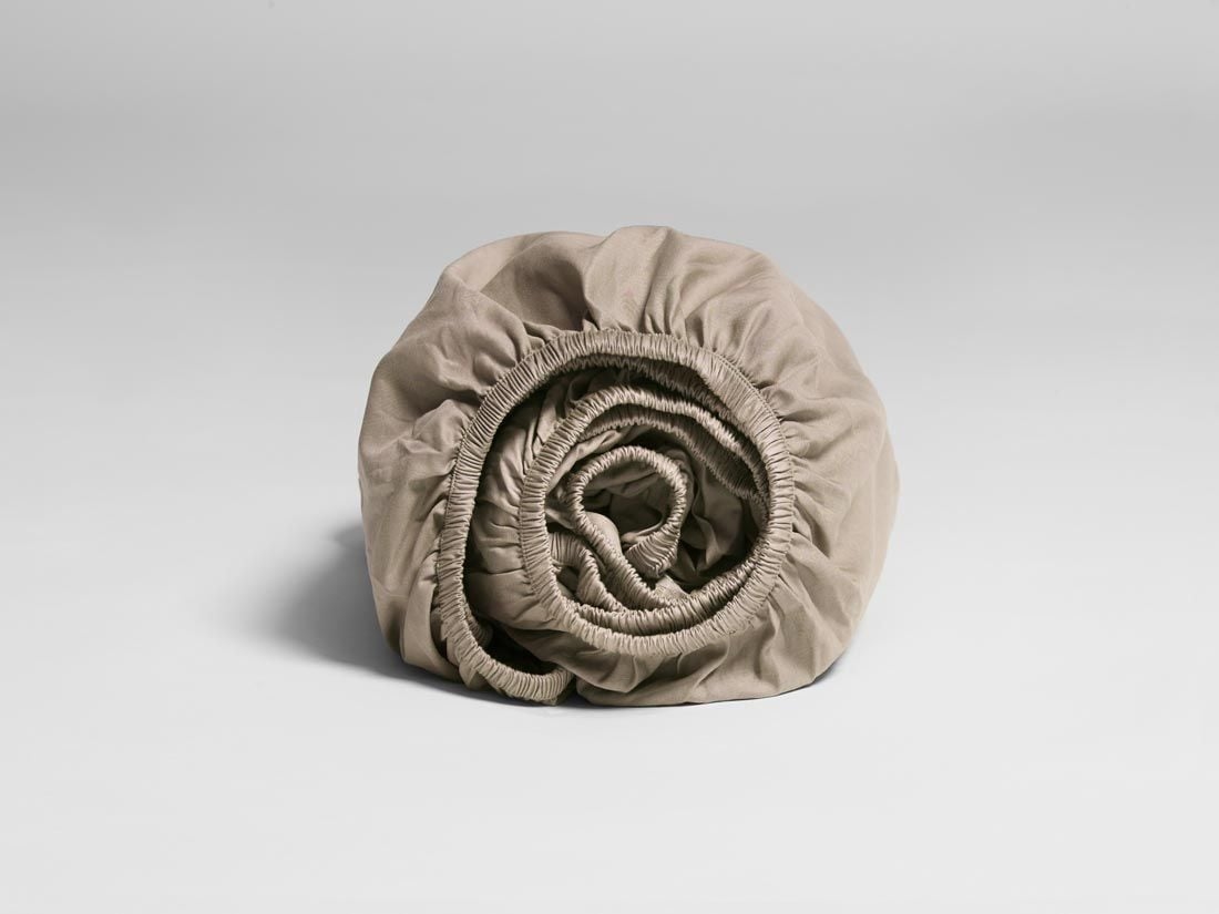 Faconlagen bomuldssatin warm taupe