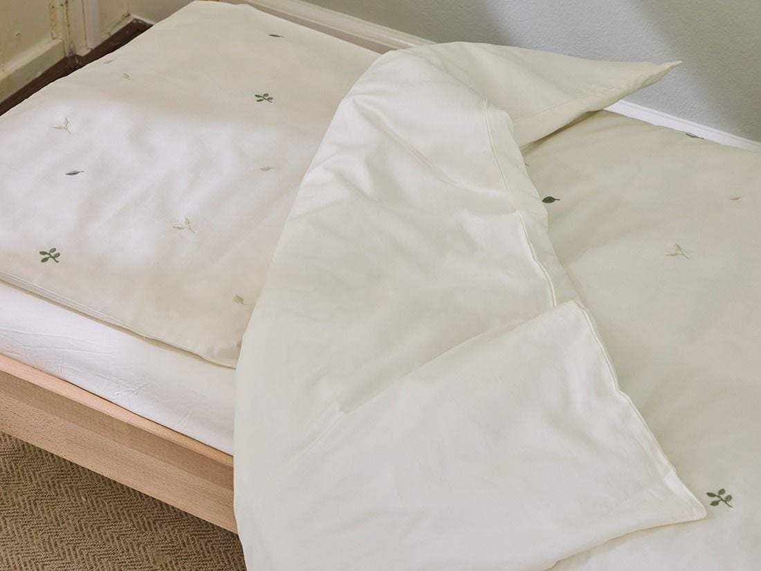 Juniordynebetræk bomuldssatin warm white botanical