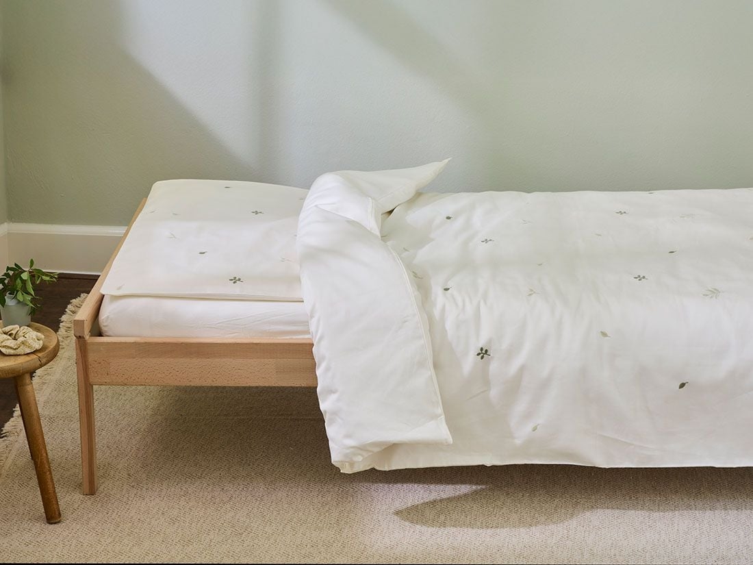 Juniordynebetræk bomuldssatin warm white botanical