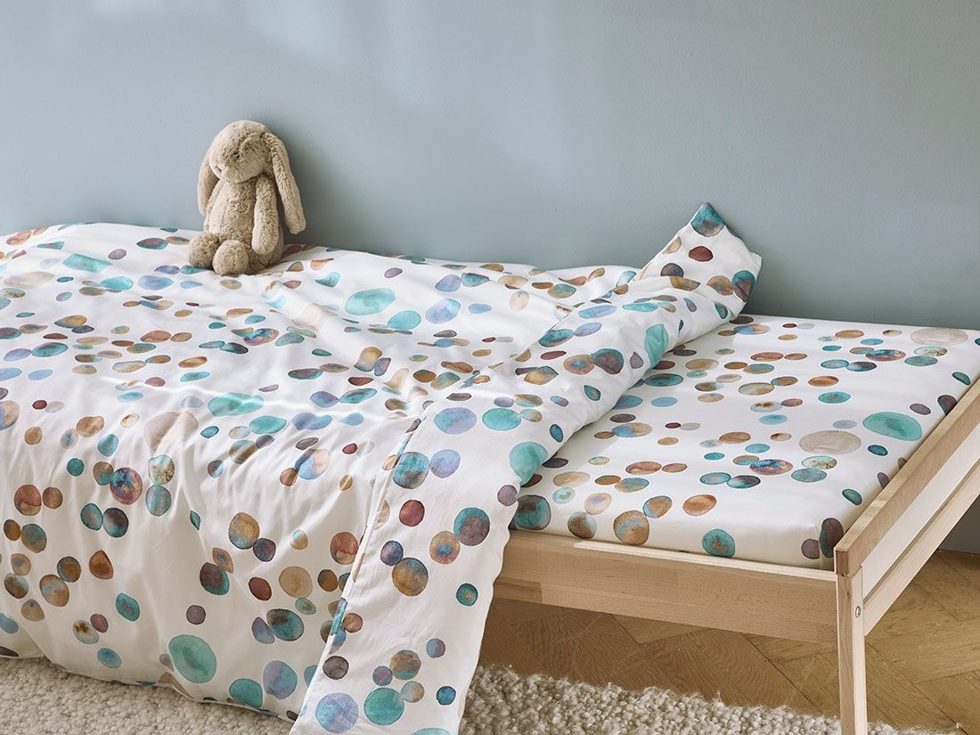 Børnefaconlagen bomuldssatin watercolor dots multicolor
