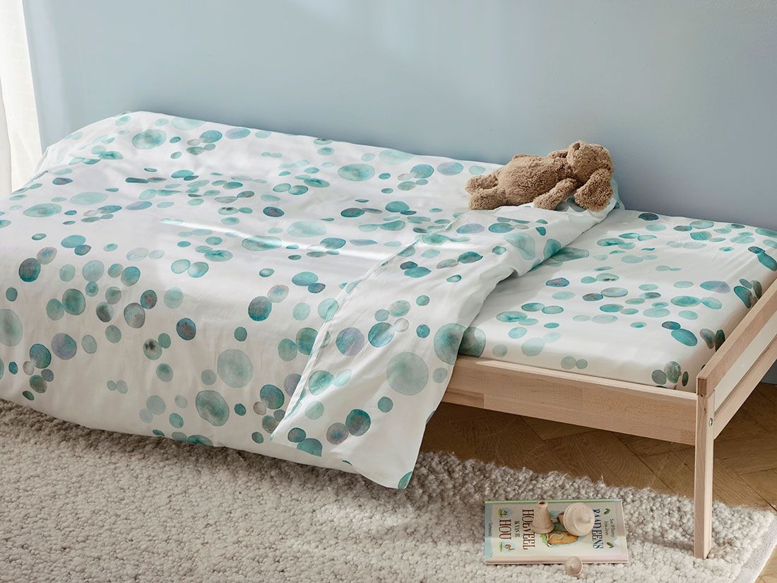 Børnefaconlagen bomuldssatin watercolor dots sea green