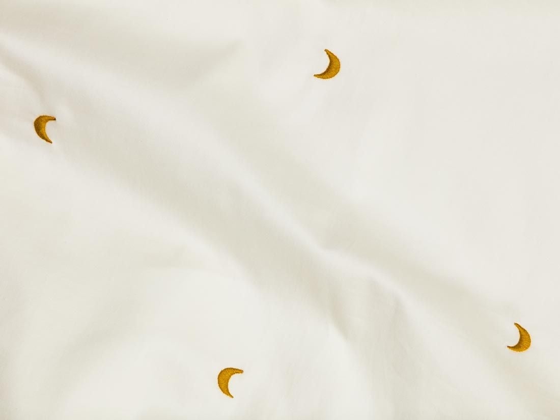 Børnelagen bomuldssatin warm white/ochre moon