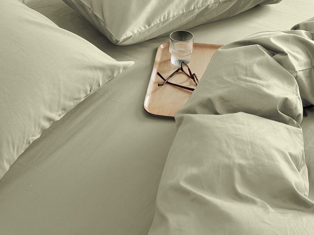 Faconlagen bomuldssatin light olive