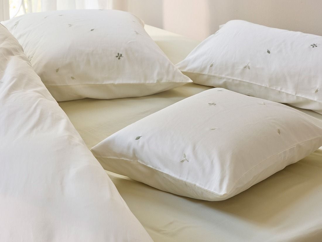 Pudebetræk bomuldssatin warm white botanical