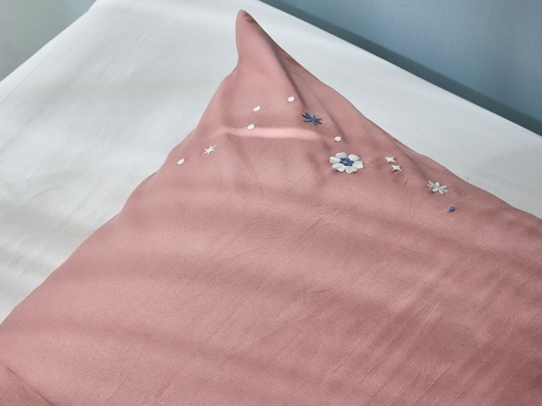 Pudebetræk bomuldssatin blush rose starry flower